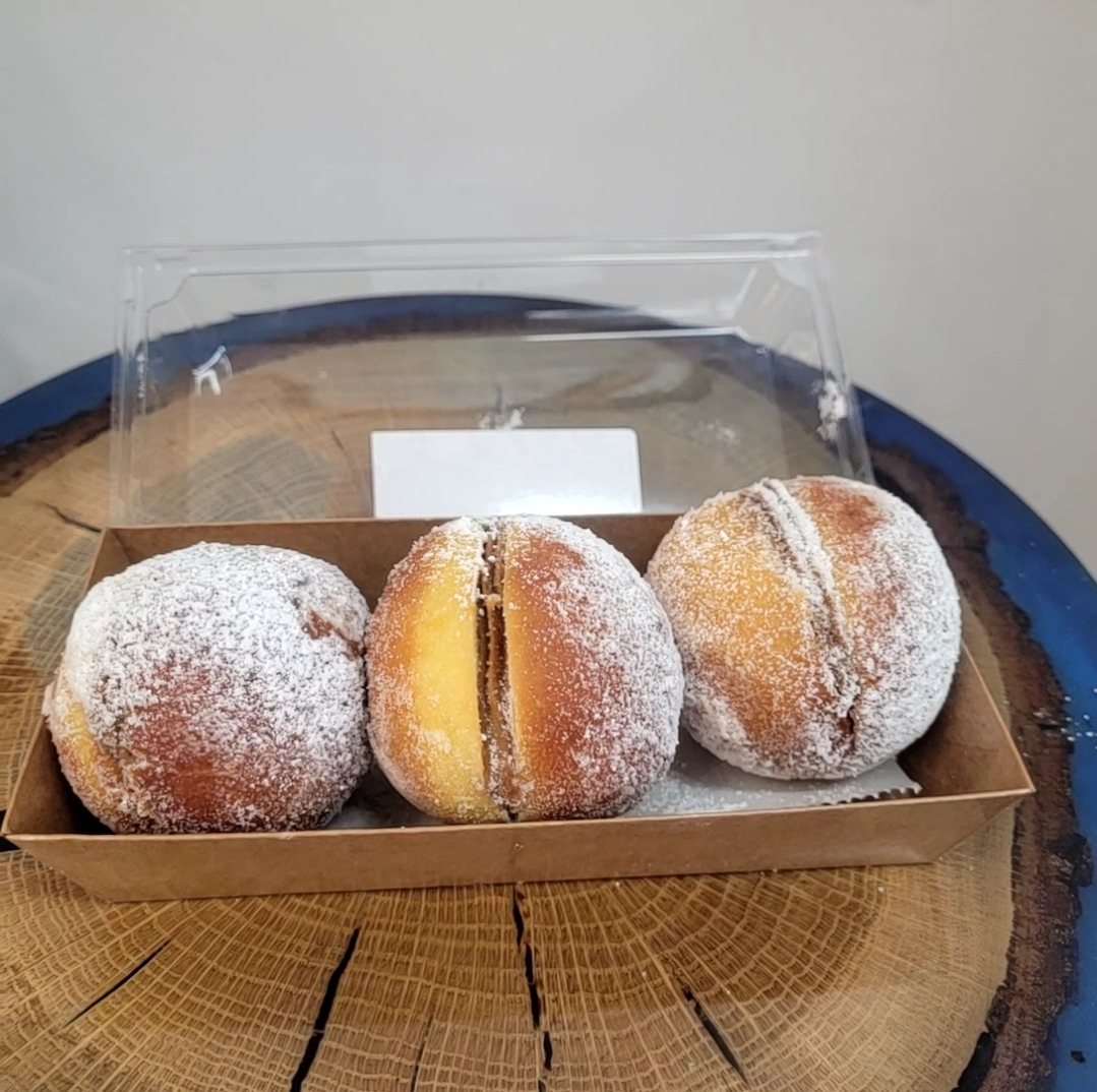 Three sonhos in a kraft gift box